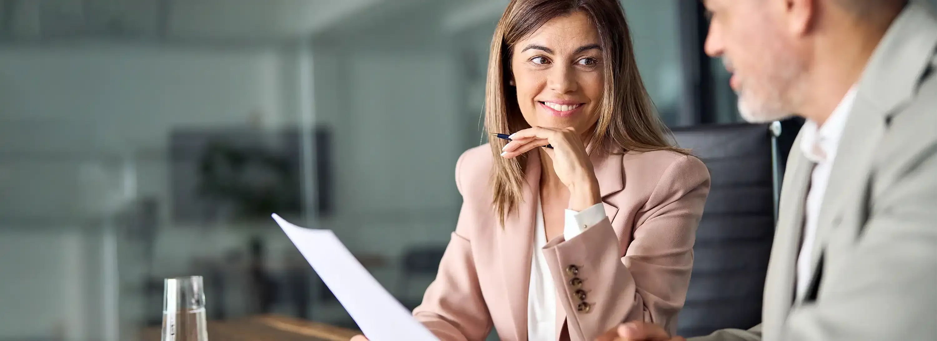 Mitarbeitende ber&auml;t Gro&szlig;kunde (Mann im Anzug) zum Thema Fuhrparkmanagement