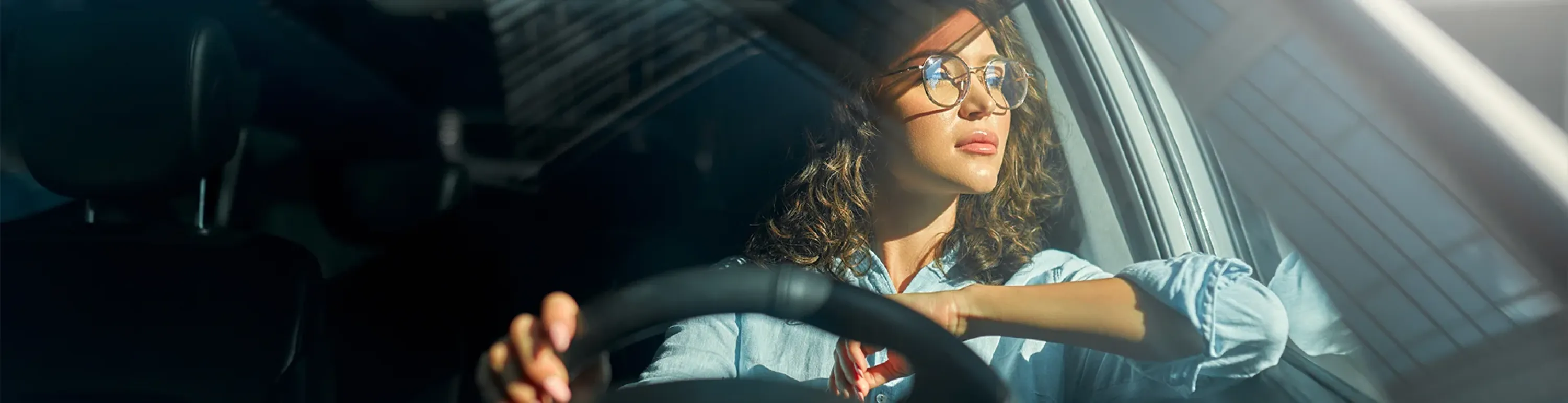 Gl&uuml;cklich E-Auto-Fahrende Frau gut informiert &uuml;ber die Vorteile von Elektro- oder Plug-in-Hybrid-Fahrzeug - THG