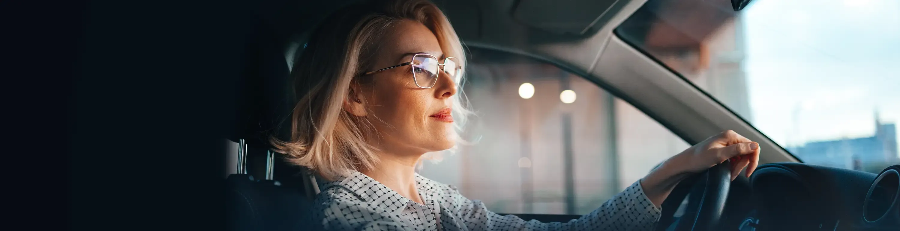 Handelsvertreter Gesch&auml;ftsfrau im Gesch&auml;fts-Leasingfahrzeug