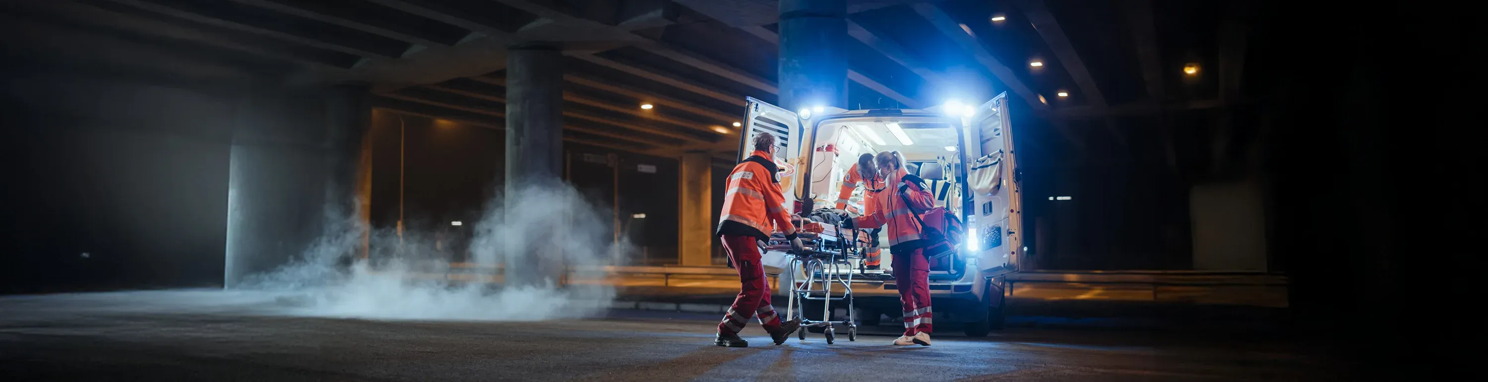 Rettungssanit&auml;terteam reagiert schnell und bringt verletzten Patienten mit geleastem Krankenwagen ins Krankenhaus.