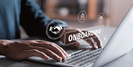 Hand auf Laptopttastatur k&uuml;mmert sich um Fuhrparkkonzepte und Fuhrparkmanagement