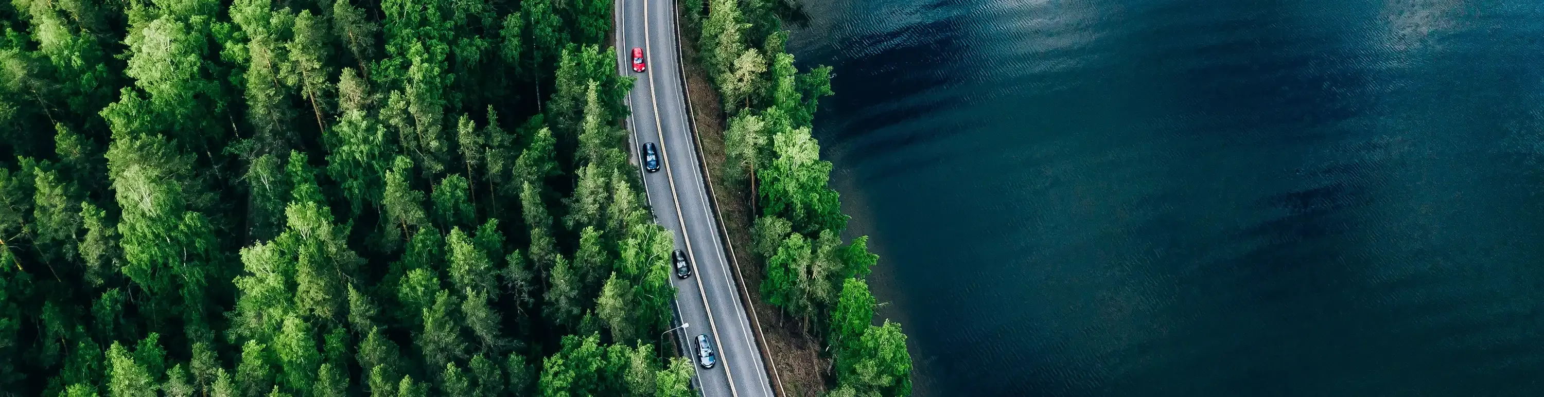 Fahrzeugflotte unterwegs auf einer malerischen Stra&szlig;e