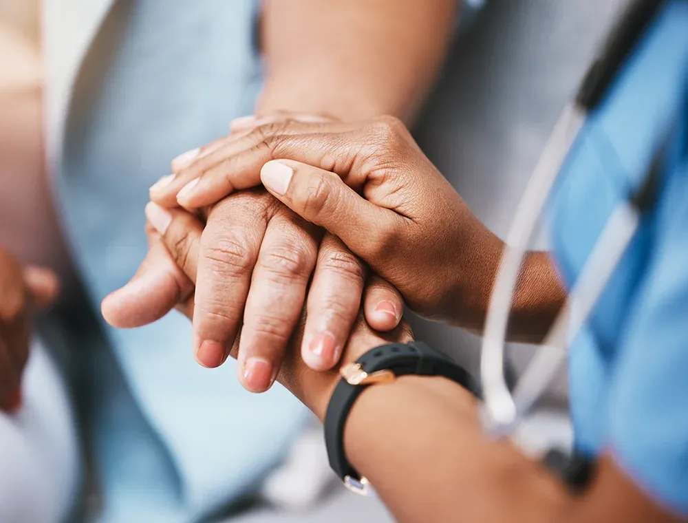 Autos f&uuml;r Pflegedienste und karitative Einrichtungen, Empathie, Vertrauen und Krankenschwester, die dem Patienten die Hand h&auml;lt, um ihm zu helfen, Unterst&uuml;tzung zu bieten und medizinische Beratung zu erhalten